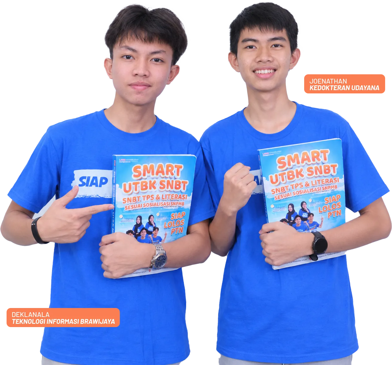 Siswa Latis Supercamp memegang buku Smart UTBK SNBT